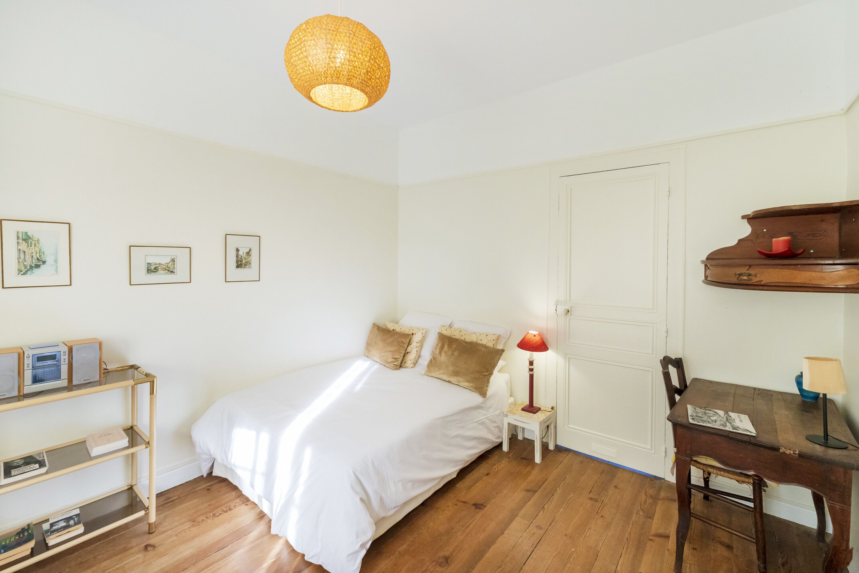 アイロン / アイロン台、WiFi (無料)、ベッドシーツ