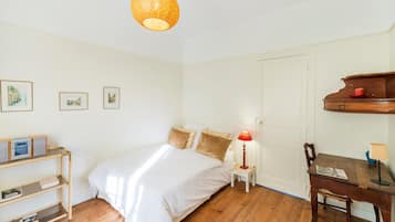 Een strijkplank/strijkijzer, gratis wifi, beddengoed