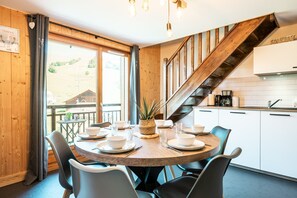 Dining - Apartment 'Charmant Duplex Au Pied Des Pistes' with Mountain View, Balcony and Wi-Fi (Albiez-Montrond)