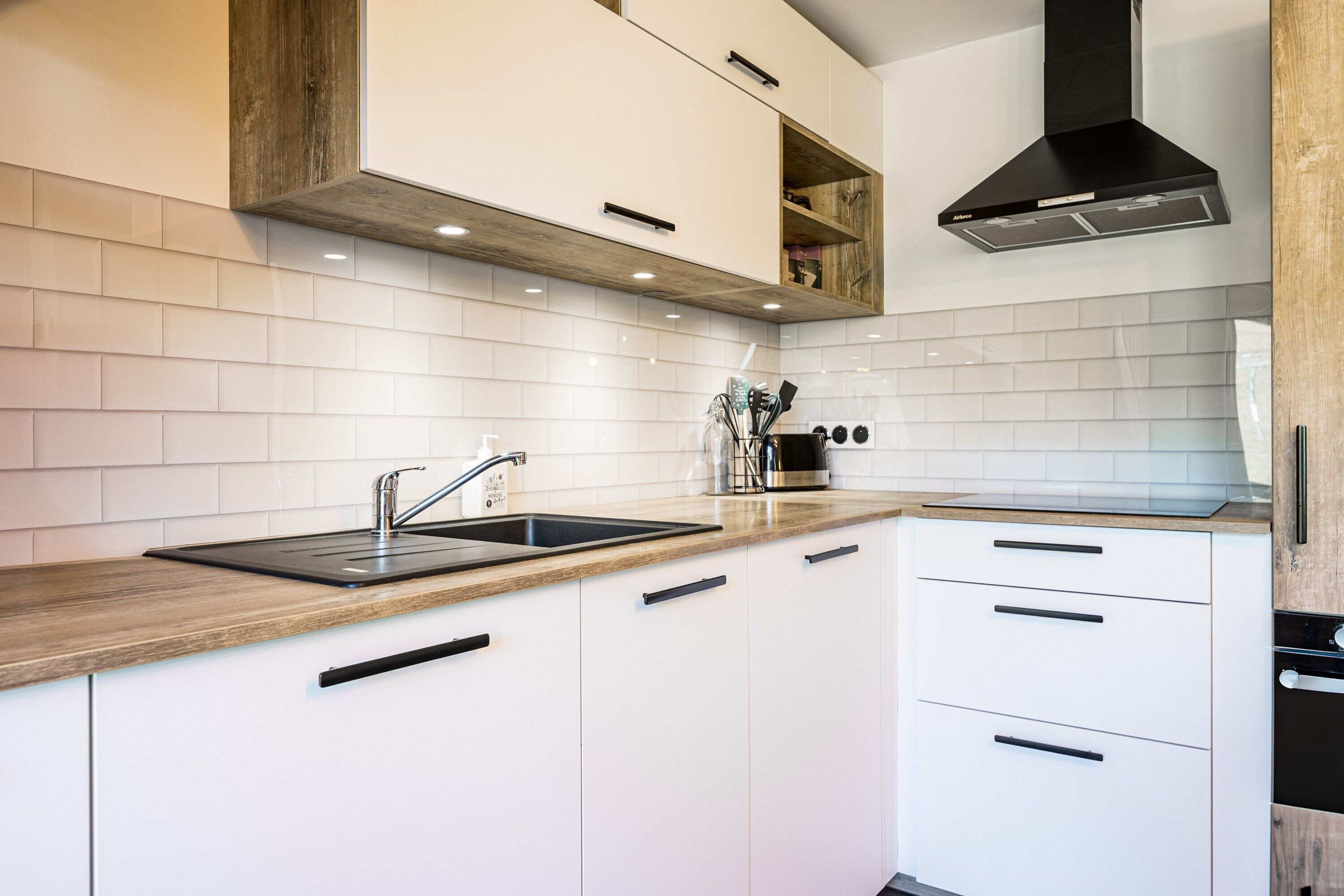 Fridge, oven, stovetop, dishwasher