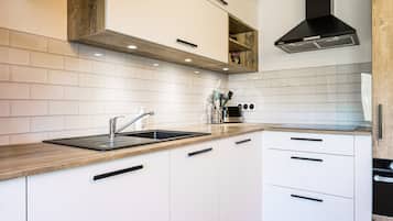 Fridge, oven, stovetop, dishwasher