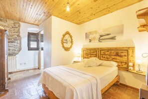3 bedrooms, iron/ironing board, free WiFi, bed sheets - Apartment 'Sant Grau I' with Mountain Views, Shared Pool and Wi-Fi (Naves)
