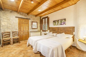 3 bedrooms, iron/ironing board, free WiFi, bed sheets - Holiday Home 'El Porxet' with Mountain Views, Shared Pool and Wi-Fi (Naves)