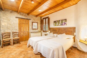 3 bedrooms, iron/ironing board, free WiFi, bed sheets