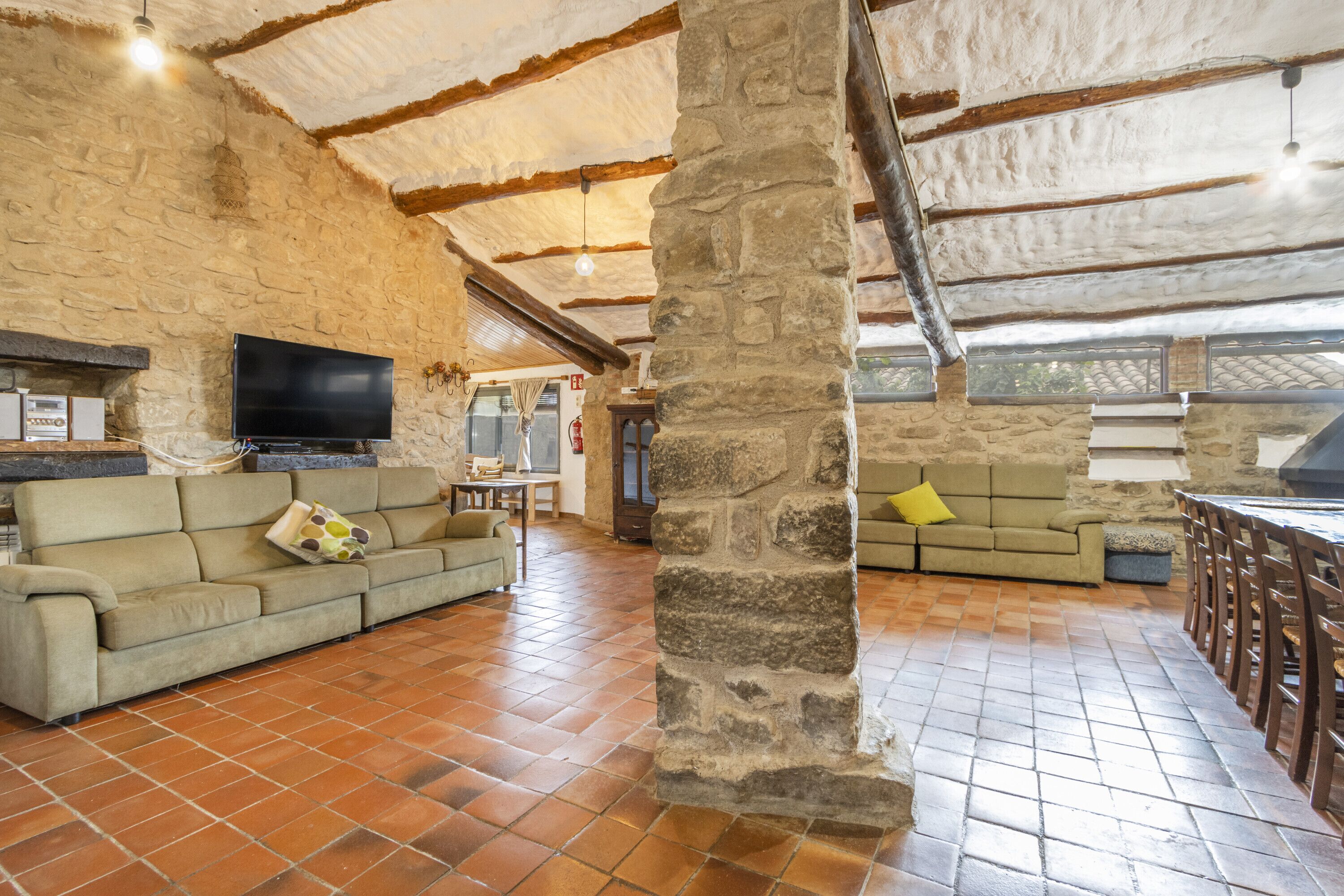 Televisie, een open haard, een dvd-speler en een tafeltennistafel