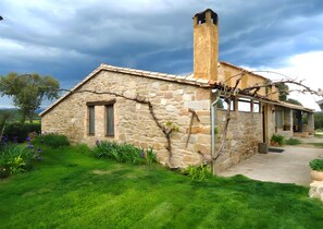 Property grounds - Holiday Home 'El Porxet' with Mountain Views, Shared Pool and Wi-Fi (Naves)