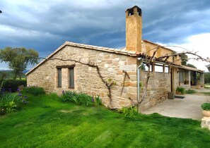 Property grounds - Holiday Home 'El Porxet' with Mountain Views, Shared Pool and Wi-Fi (Naves)