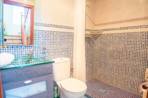 Shower, towels - Holiday Home 'Villa Sunset' with Sea Views, Wi-Fi and Air Conditioning (Calafell)