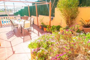 Outdoor dining - Holiday Home 'Villa Sunset' with Sea Views, Wi-Fi and Air Conditioning (Calafell)