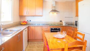 Een koelkast, een magnetron, een oven, een kookplaat