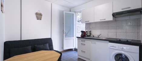 Réfrigérateur, four à micro-ondes, surface de cuisson, cafetiÚre-théiÚre