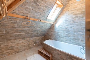 Douche, sèche-cheveux, serviettes fournies