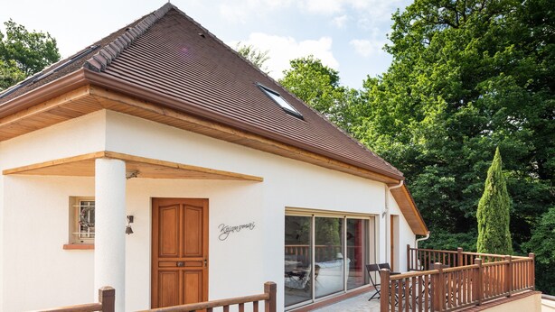 A single-story building with a sloped roof, a wooden door, and a glass door leading to a patio area. - Zen House in the Pyrenees, Private Terrace and Wi-Fi (Coarraze)