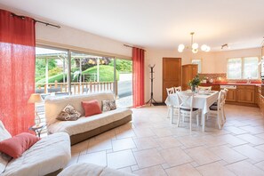 Living area - Holiday Home 'Kojonomai' with Private Terrace, Wi-Fi and Air Conditioning (Coarraze)