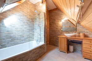 Douche, sèche-cheveux, serviettes fournies