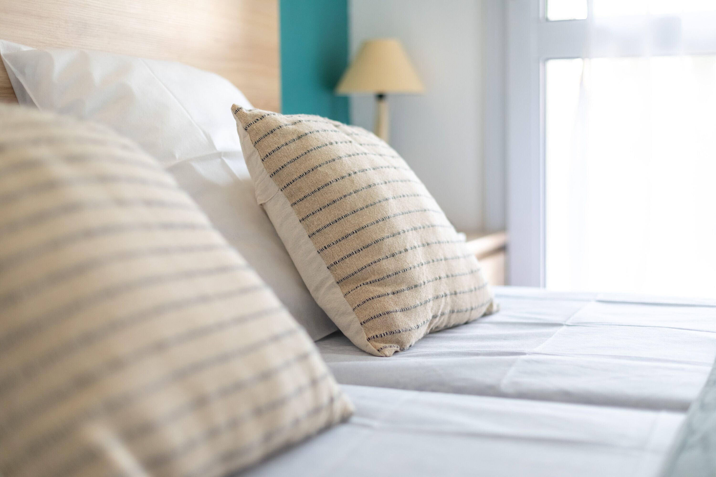 1 chambre, fer et planche à repasser