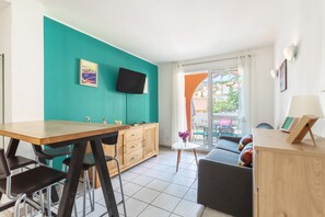 TV - Apartment 'Meu Delit' with Shared Pool, Private Terrace and Private Garden (Cerbère)
