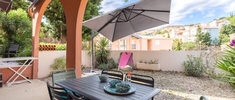 屋外ダイニングエリア