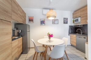 Fridge, microwave, oven, stovetop - Apartment 'Meu Descan' with Shared Pool, Private Terrace and Air Conditioning (Cerbère)