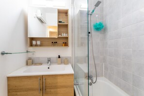 Shower, hair dryer - Apartment 'Meu Descan' with Shared Pool, Private Terrace and Air Conditioning (Cerbère)