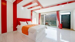 Ein modernes Schlafzimmer mit einem großen Bett, einem Balkon mit Aussicht und einer Farbgestaltung in Rot und Weiß.