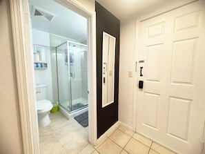 Bruser, hårtørrer, håndklæder, Sæbe