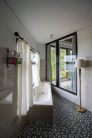 Suite, Balcony, Sea View | Bathroom - Seva Hotel (Karangasem)