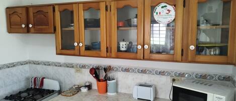 Kylskåp, mikrovågsugn, ugn och spishäll