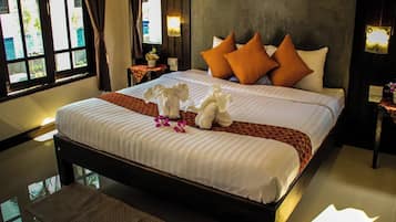 Family Room | Desk, free WiFi, bed sheets