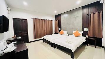 Twin Room | Desk, free WiFi, bed sheets