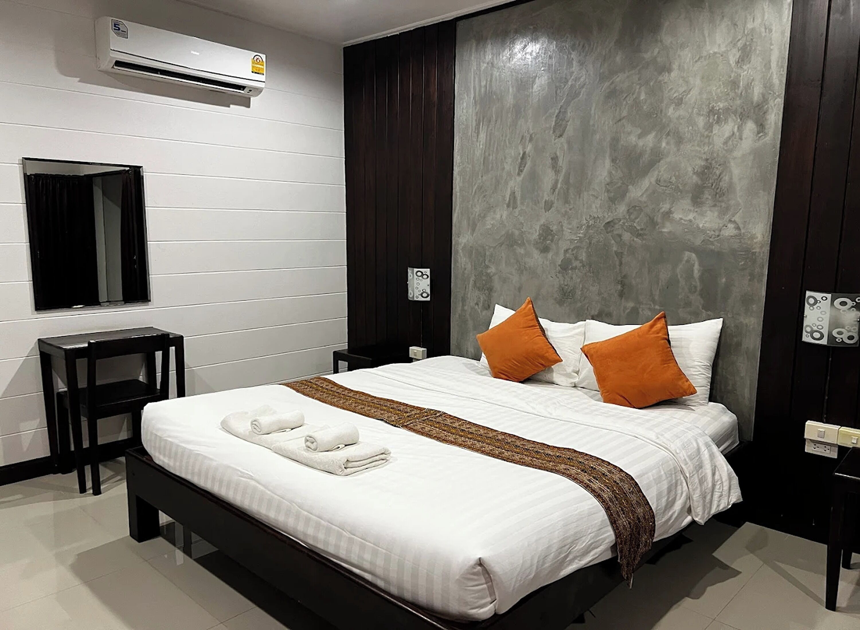 Double Room | Desk, free WiFi, bed sheets