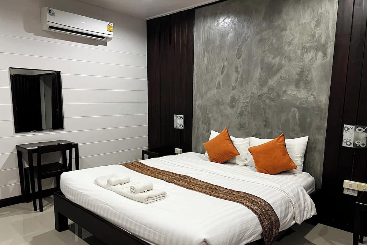 Double Room | Desk, free WiFi, bed sheets
