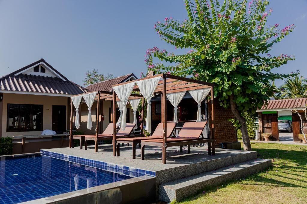 สระว่ายน้ำกลางแจ้ง