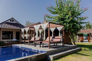 Outdoor pool - Thanawong Pool Villa (Sukhothai)
