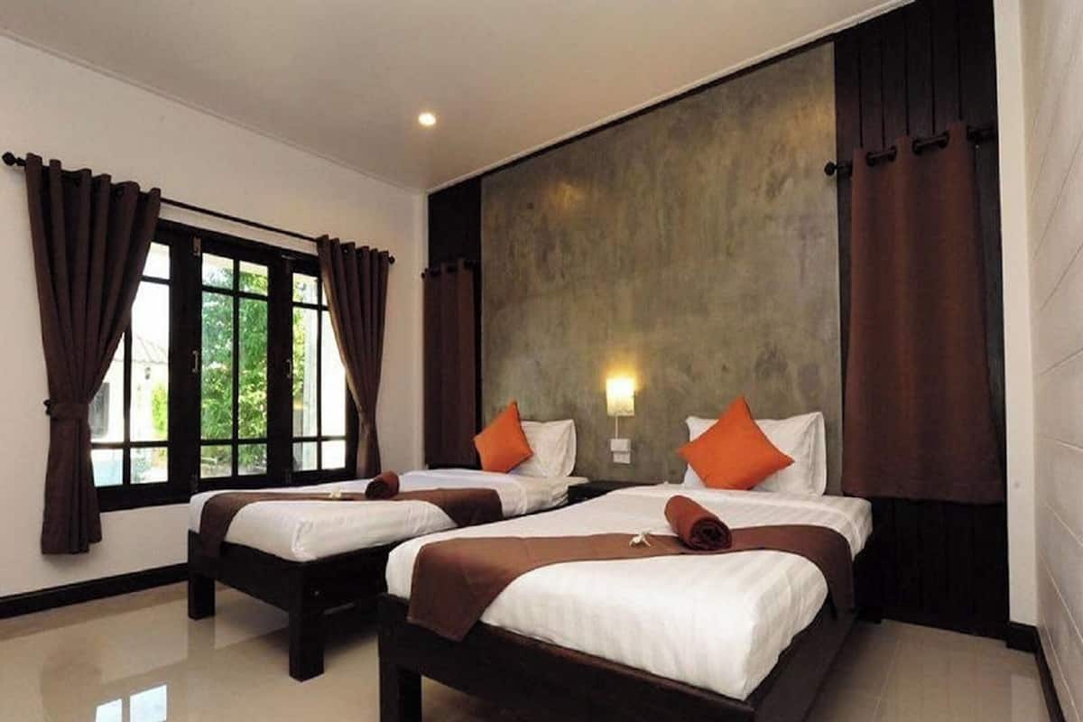 Twin Room | Desk, free WiFi, bed sheets