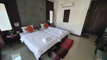 Twin Room | Desk, free WiFi, bed sheets