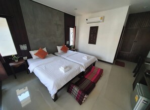Desk, free WiFi, bed sheets - Thanawong Pool Villa (Sukhothai)
