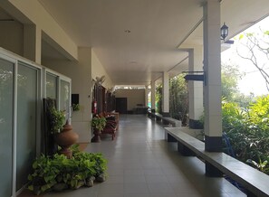 Vista frontal de la propiedad