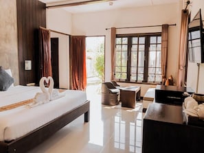 Family Room | Desk, free WiFi, bed sheets - Thanawong Pool Villa (Sukhothai)