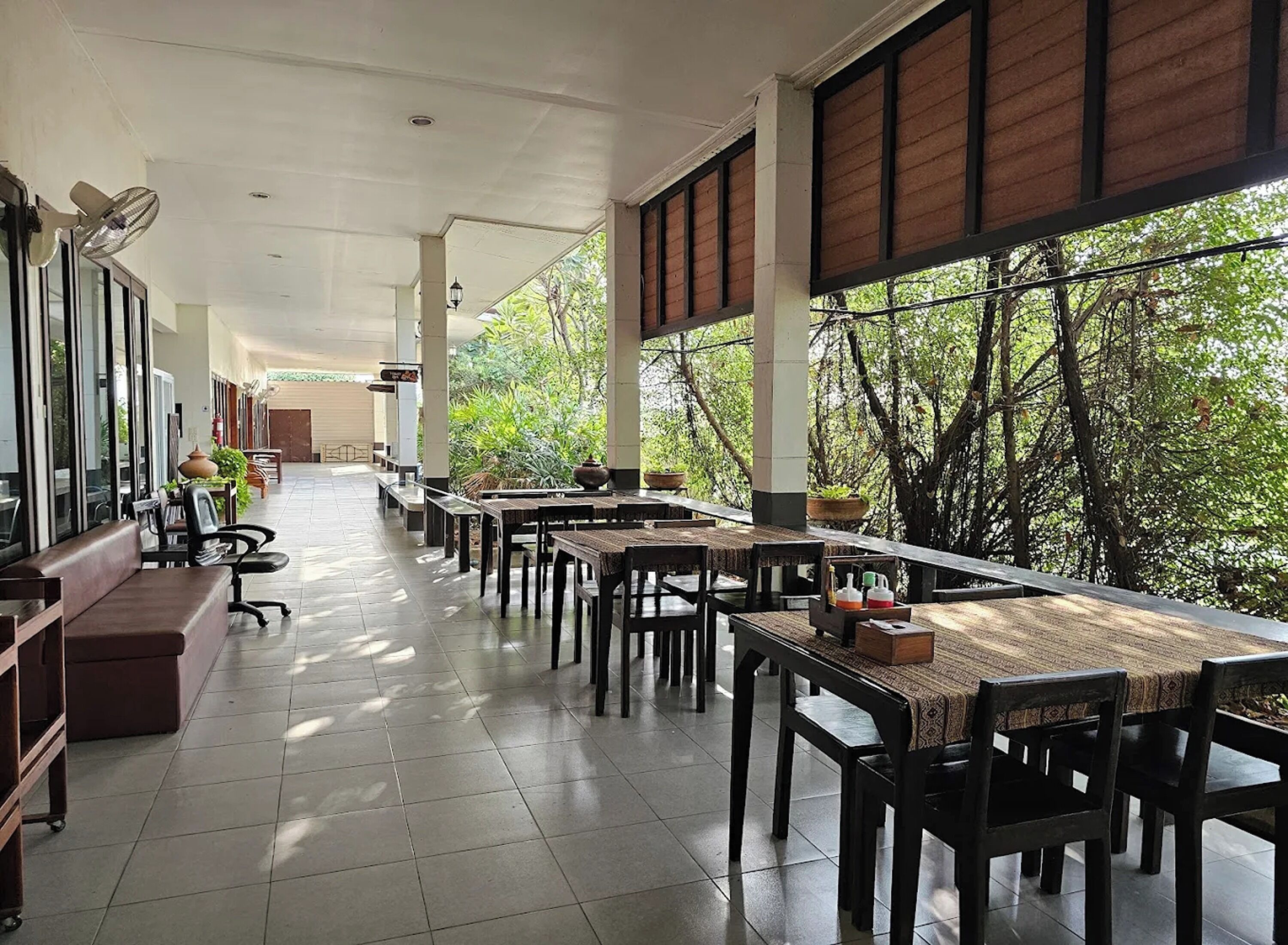 供應 早餐和晚餐，亞洲料理