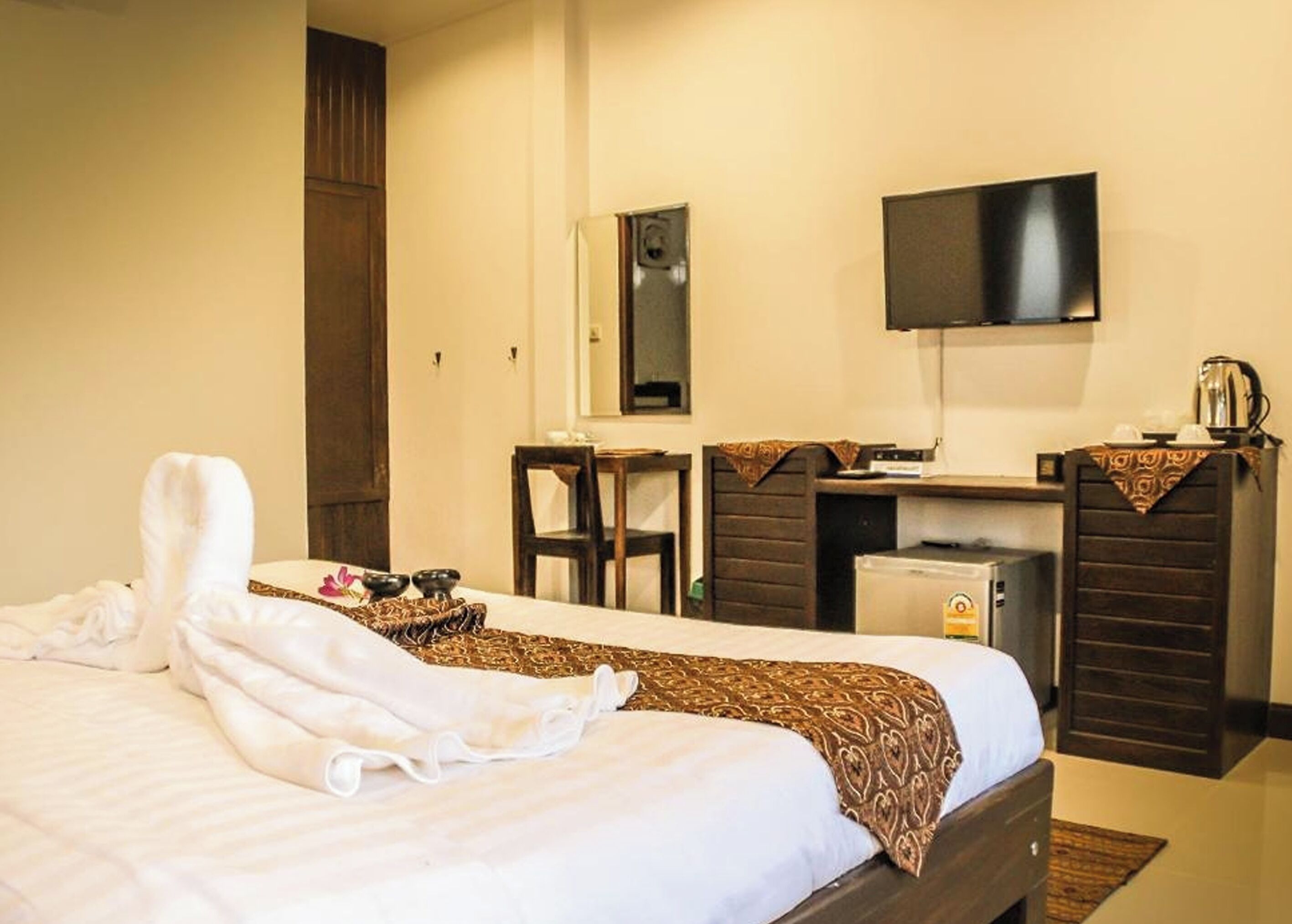 Family Room | Desk, free WiFi, bed sheets