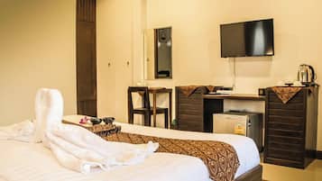 Family Room | Desk, free WiFi, bed sheets