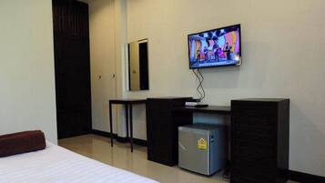 Double Room | Desk, free WiFi, bed sheets