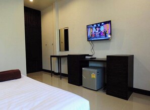 Desk, free WiFi, bed sheets - Thanawong Pool Villa (Sukhothai)