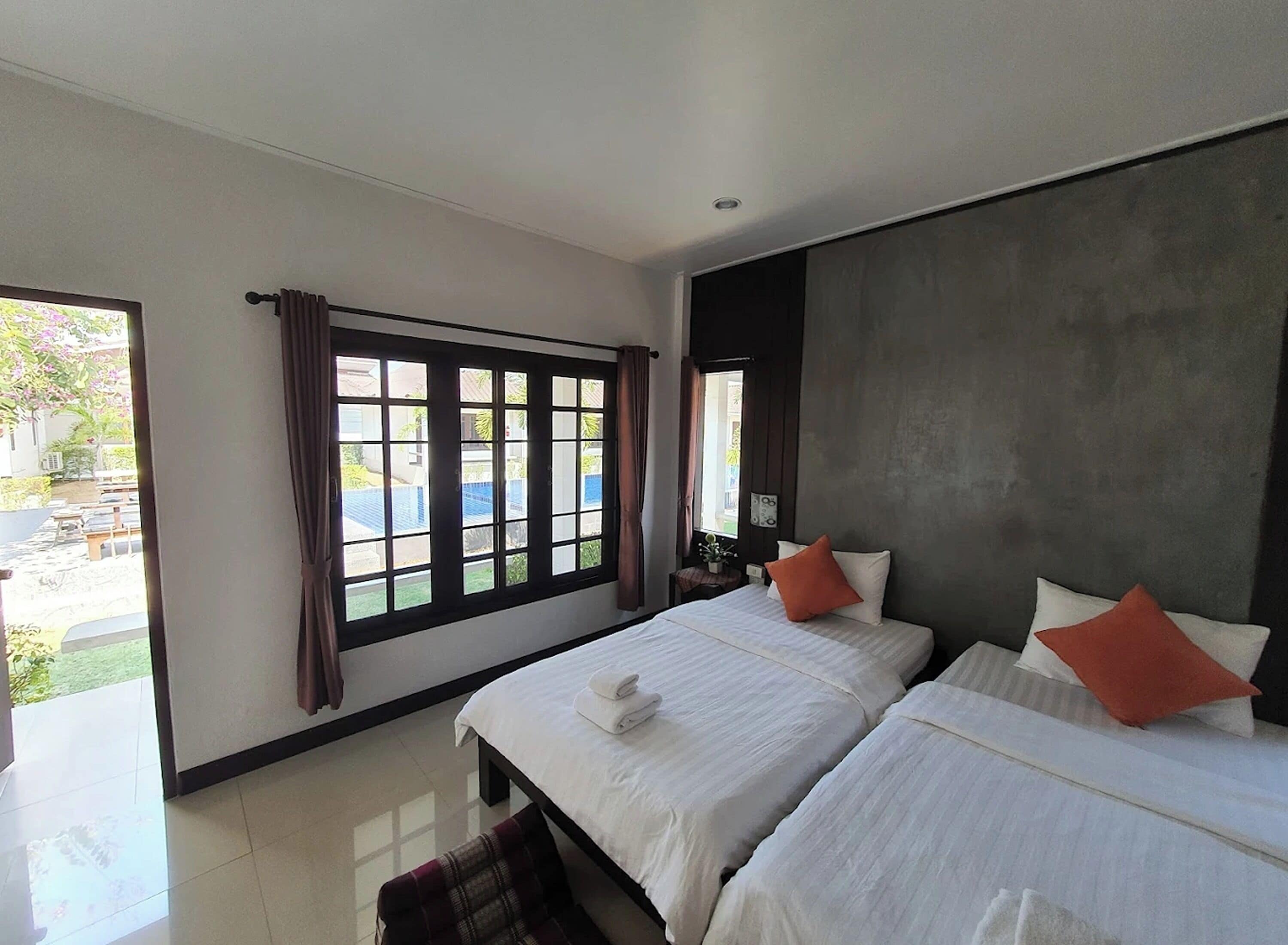 مكتب وواي فاي مجانًا وملاءات أسرّة