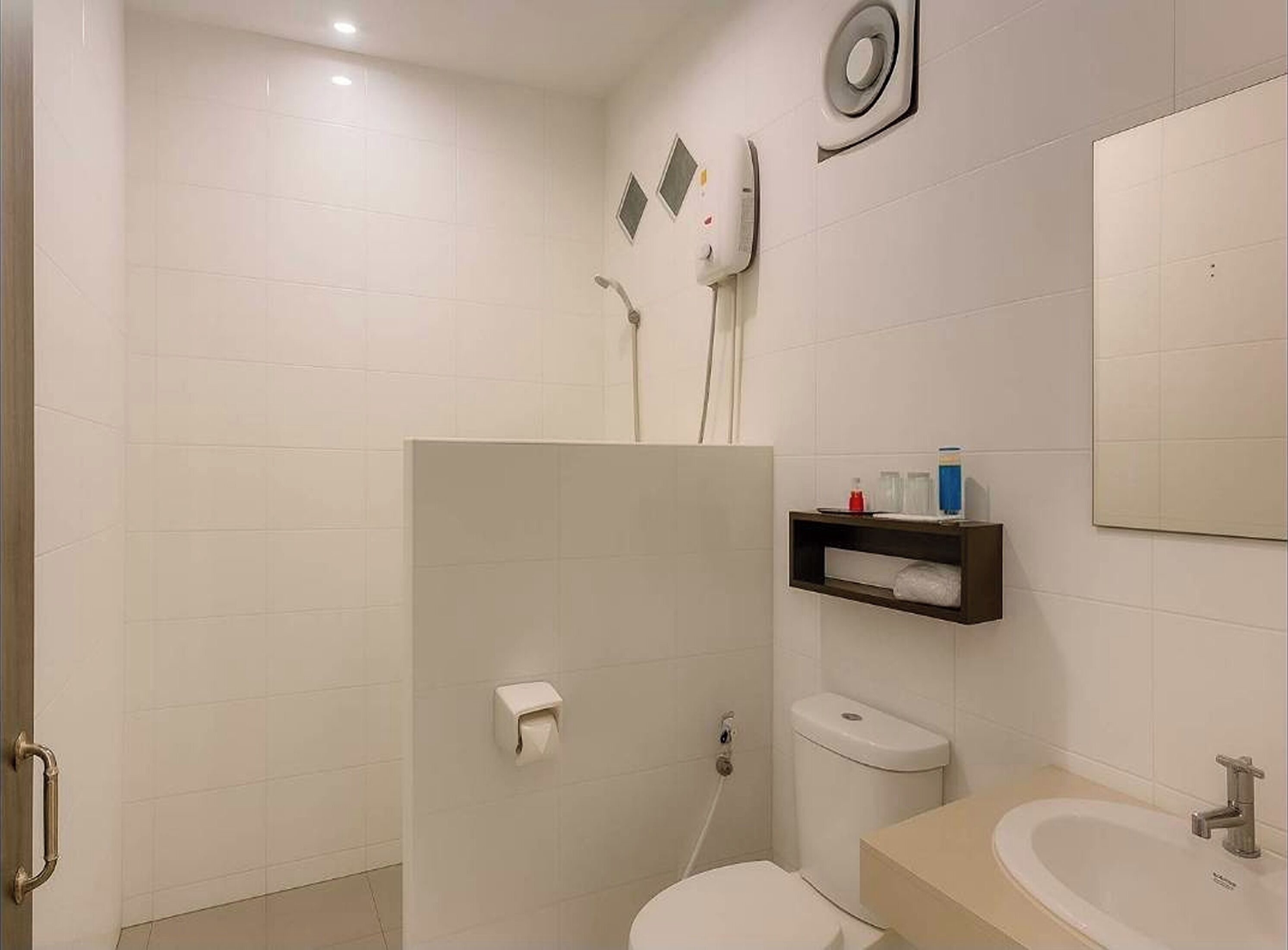 Shower, free toiletries, hair dryer, towels