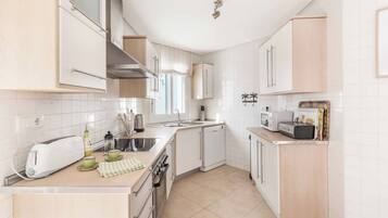 Refrigerador, microondas, horno y lavavajillas