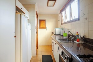 冷蔵庫、電子レンジ、オーブン、コンロ