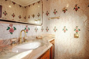 シャワー、ビデ、石鹸、トイレットペーパー