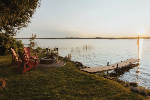 Waterfront Cabin on Boat Lake! 2bed, 1bath, Pet Friendly.  A serene getaway!